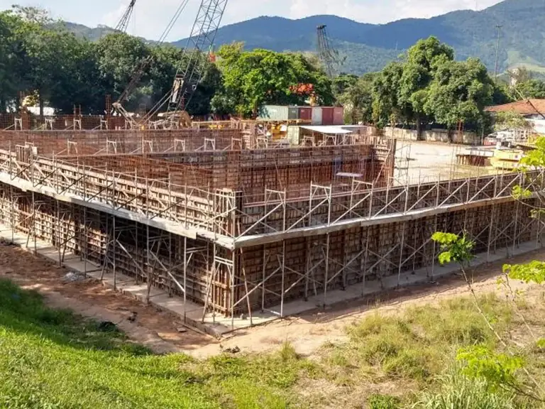 Forma metálica para reservatório retangular montada em obra com andaimes ao redor